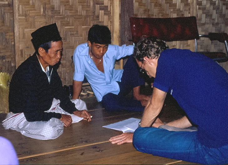 M. Rössler taking notes (jottings/scratchnotes) of conversation content, Birgitt Röttger-Rössler, 1984, All rights reserved