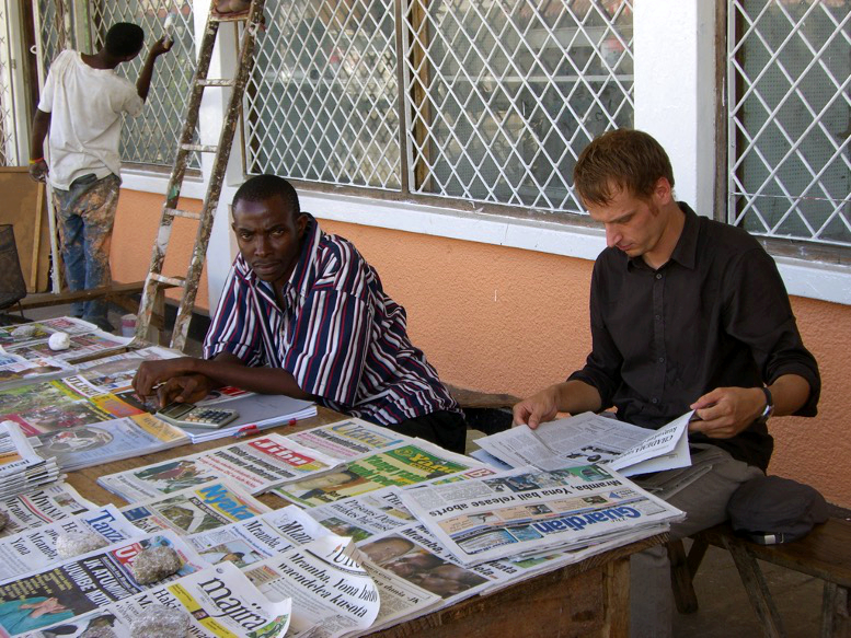 Daily newspaper review at a newspaper stand, Dominik Mattes, 2009, All rights reserved