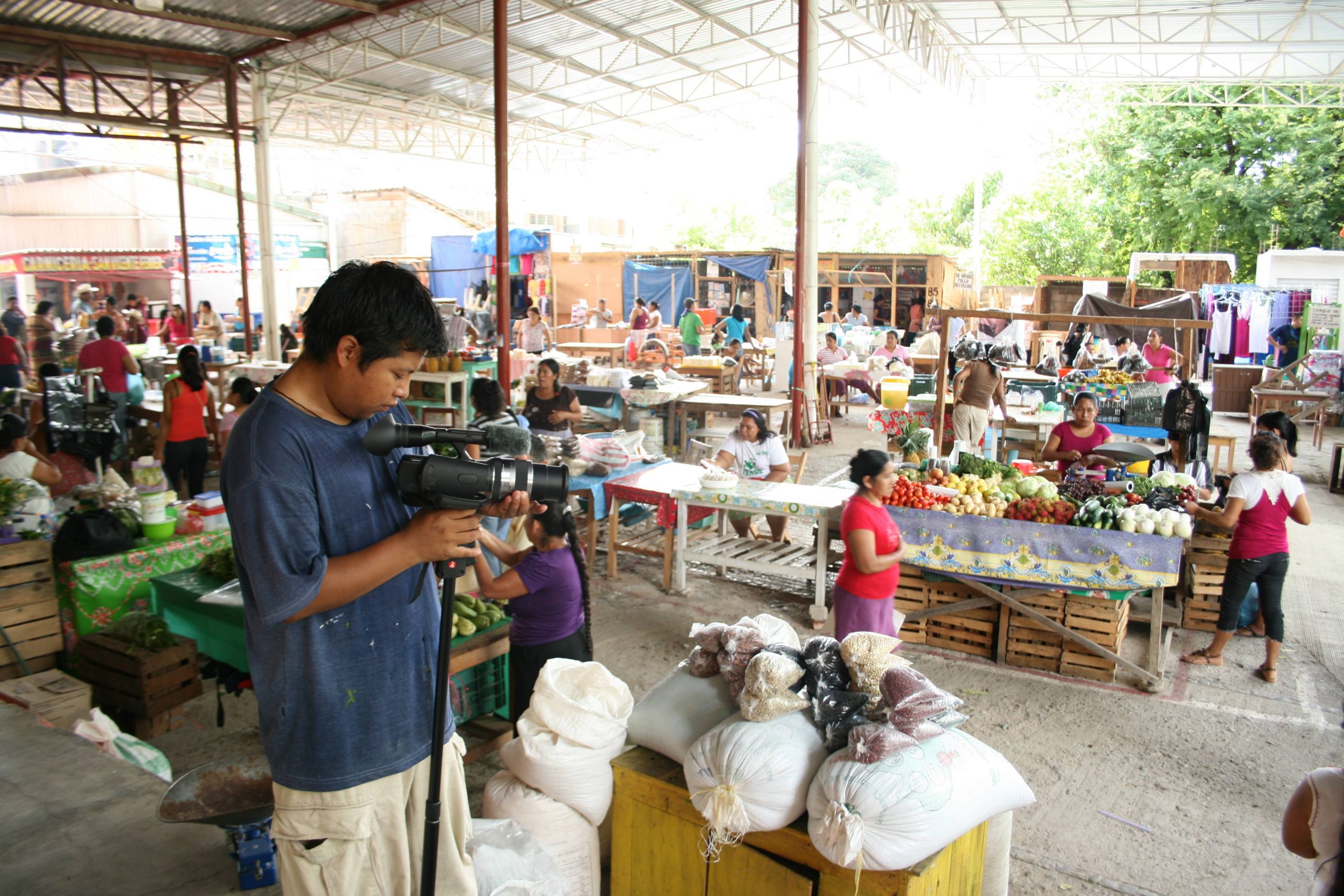 Indigenous filmmaker Ronyk Hernández Cruz filming a local market, Thomas John, 2015, licensed under CC BY-NC-ND 4.0